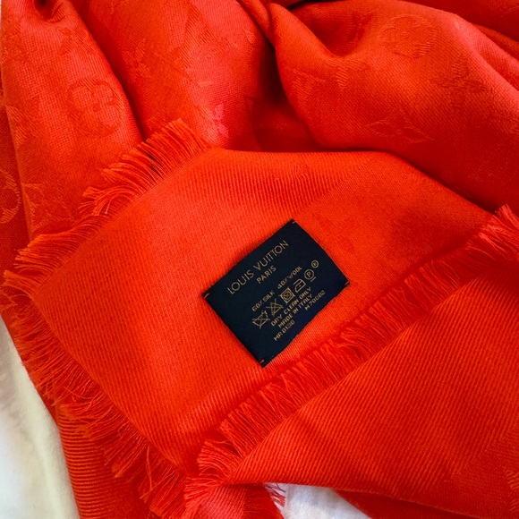 Gorgeous Authentic Louis Vuitton Monogram Shine Shawl - Picture 9 of 11